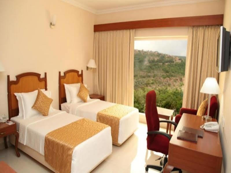 Raj Park- Hill View Hotel Tirupati Kültér fotó